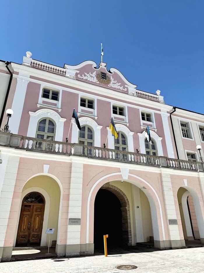chiêm ngưỡng kiến trúc lâu đài Toompea Estonia là xe điện