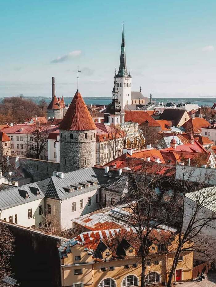 ngắm toàn cảnh phố cổ từ  lâu đài Toompea Estonia 