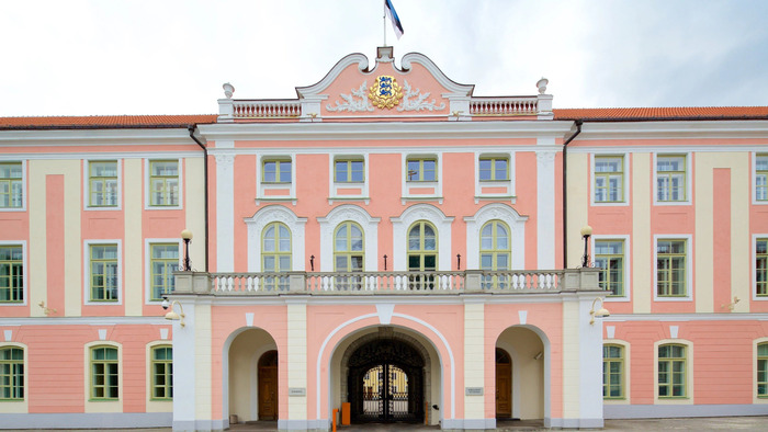 chiêm ngưỡng kiến trúc lâu đài Toompea Estonia là xe điện