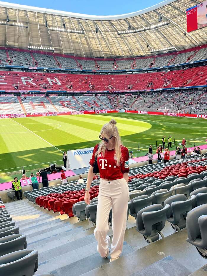 theo dõi các trận đấu ở sân vận động Allianz Arena Đức