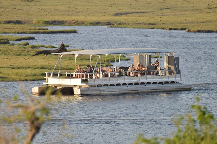 Du khách du ngoạn bằng thuyền trên sông Chobe - Ảnh: Chobe National Park