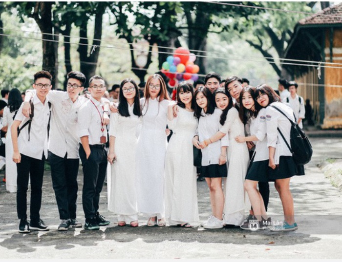 Với học sinh trung học ở Việt Nam, cứ ngày khai giảng hay bế giảng là phố phường ngập tràn những tà áo dài trắng tung bay nhẹ nhàng.