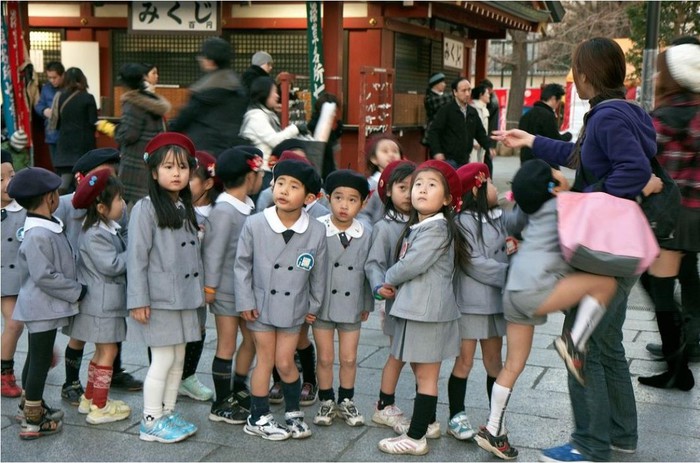 Đồng phục học sinh Nhật Bản đa phần là bộ áo quần cùng màu, áo khoác tên gọi là Gakuran.