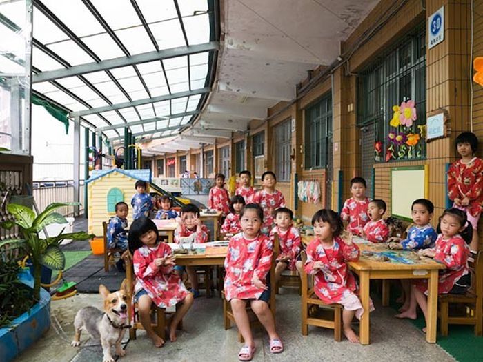 Học sinh tiểu học ở Đài Loan diện sườn xám cách tân đến trường. 