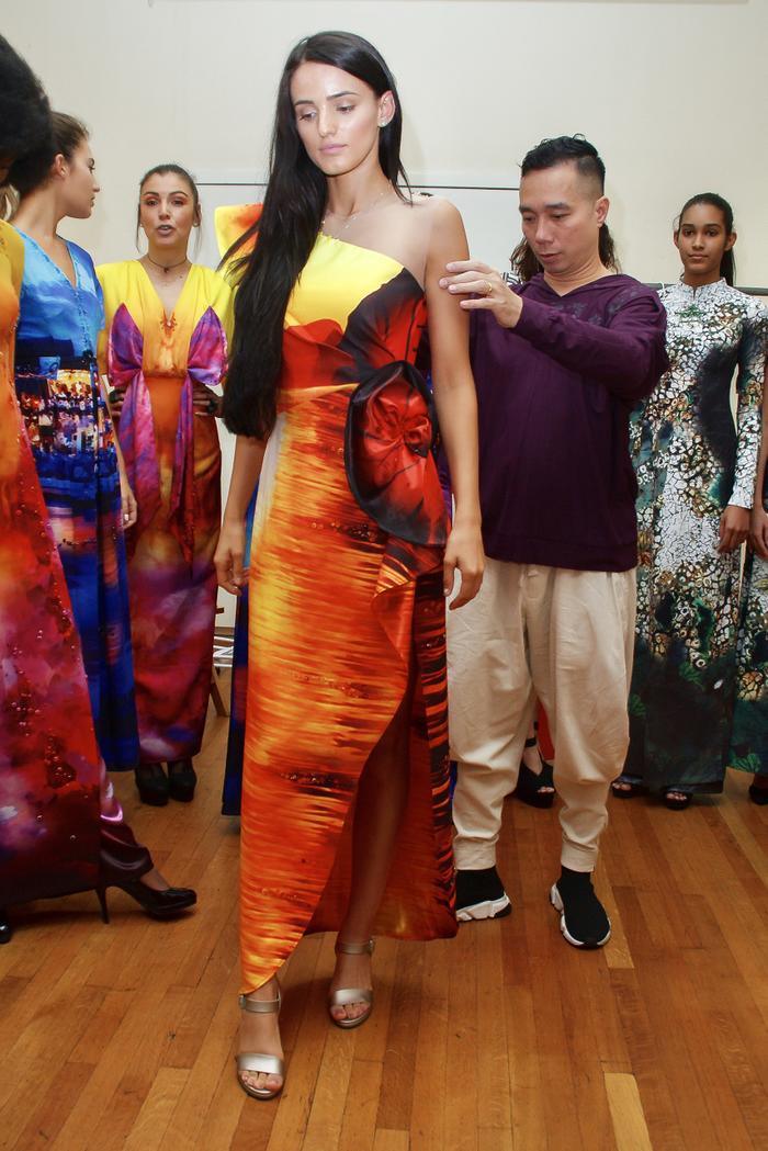 New York Couture Fashion Week: Hoa hậu, siêu mẫu quốc tế casting show của NTK Việt ảnh 6