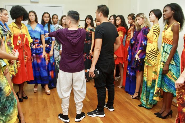Đạo diễn Quang Tú cho biết: “Chúng tôi đã lựa chọn 21 siêu mẫu, người mẫu phù hợp với BST S Vietnam. Chúng tôi đang rất hào hứng đón chờ cho show diễn mở màn của New York Couture Fashion Week”