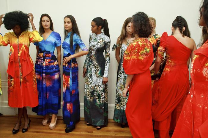 Dàn chân dài chuẩn quốc tế casting diễn áo dài Việt