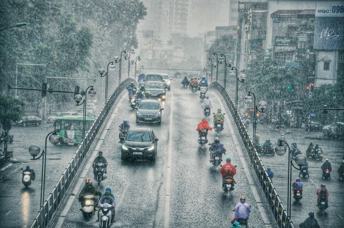 Mưa Hà Nội - Khung cảnh mưa Hà Nội đầy lãng mạn và thơ mộng sẽ khiến bạn nhớ đến những chiều mưa trên phố cổ. Hãy cùng xem ảnh và nghe những giọt mưa rơi như những bản Ballad huyền thoại.