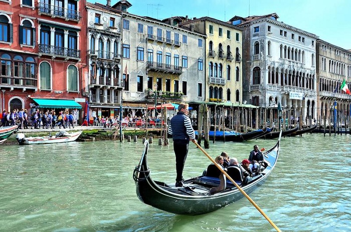 Phân biệt rõ Gondola và Traghetto