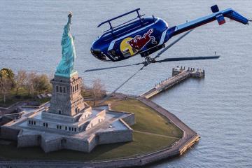 Xem trực thăng bay lộn ngược trên bầu trời New York