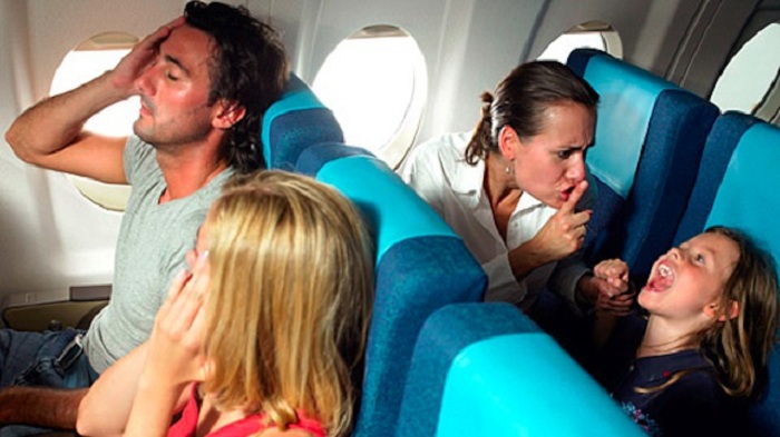 Trẻ quấy khóc khi đi máy bay phải làm sao?
