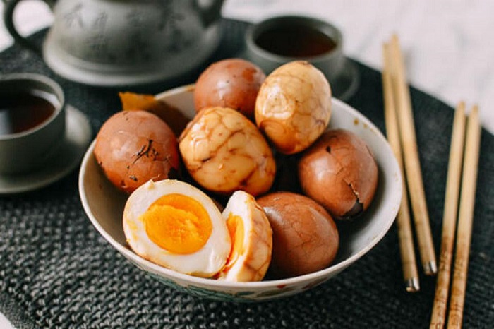 trứng luộc nước trà