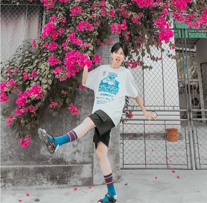 Áo phông và quần short là cách mix đồ chụp ảnh đẹp