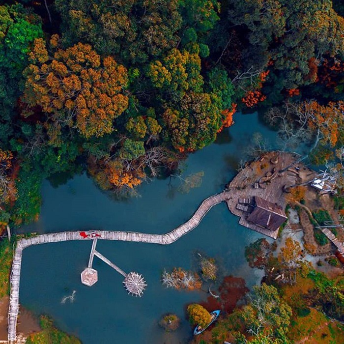 chèo thuyền vào hồ Tuyền Lâm ngắm lá phong