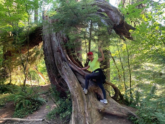 Ca sĩ Thanh Thảo - Trekking trong rừng 