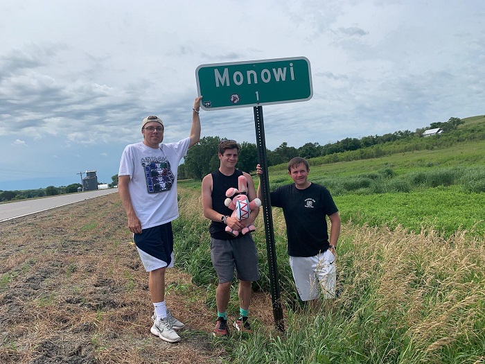 thị trấn monowi - du khách đến tham quan thị trấn