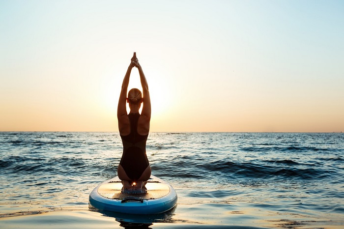 tập yoga bên bãi biển khi du lịch Costa Rica