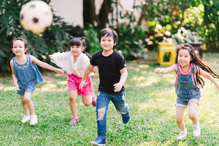 Trẻ em thường hay tò mò nên khi được đi du lịch sẽ mở ra cho chúng với một thế giới với vô vàn câu hỏi. Đây cũng là cách giúp đánh thức trí tưởng tượng của con và khuyến khích chúng khám phá, sáng tạo. Ảnh: Internet