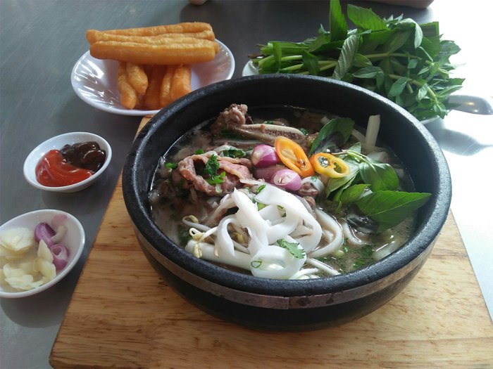 Tô phở ngon phải có được nét đặc trưng của phở bát đá chính là độ nóng của tô phở luôn được duy trì từ đầu cho đến khi thực khách đã thưởng thức xong để giữ được hương vị thơm ngon nhất của món ăn