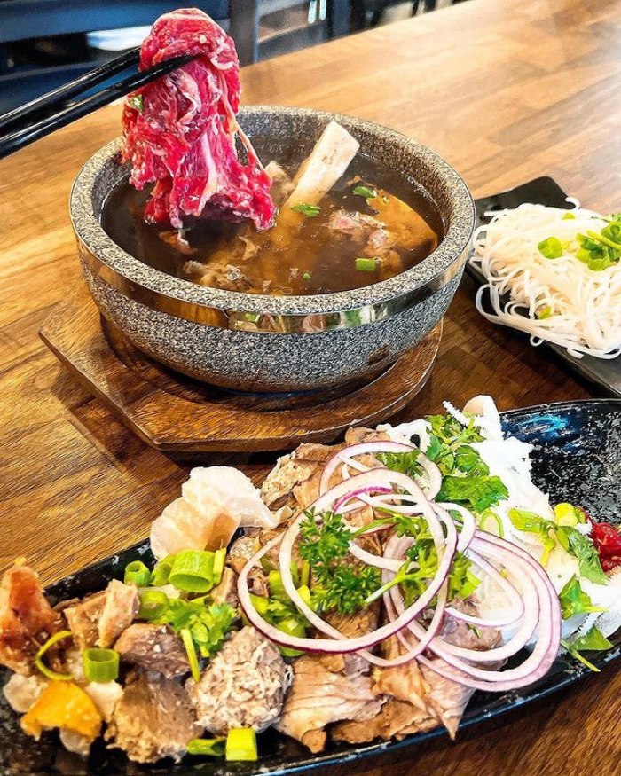 Sở dĩ gọi phở bát đá chính là biến tấu giúp nâng tầm phong vị phở Việt bởi món ăn được sáng tạo theo một cách thưởng thức hoàn toàn khác biệt giúp phở luôn nóng hỏi ngay cả khi đã thưởng thức xong