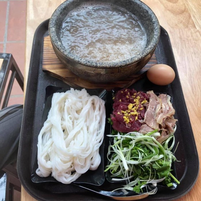Điều khác biệt ở món phở bát đá so với món phở truyền thống là người ta sẽ sử dụng những chiếc bát đá hay còn gọi là thố đá lớn thay vì tô sứ truyền thống cùng với đó là cách thưởng thức cũng hoàn toàn khác biệt