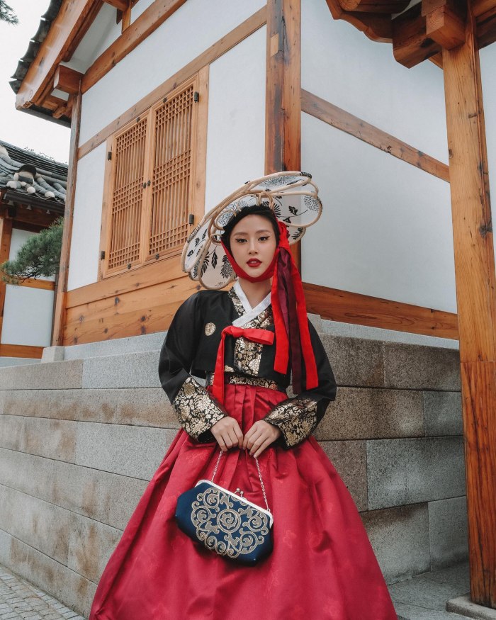 Ăn uống no nê, Quỳnh Anh Shyn ghé làng Hanok Bukchon, một điểm du lịch cực kỳ nổi tiếng tại Seoul