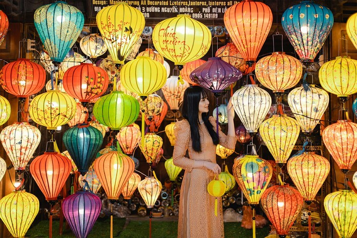 Du khách có cơ hội tự tay làm ra một chiếc đèn lồng rực rỡ và mua sản phẩm thủ công này về làm kỷ niệm