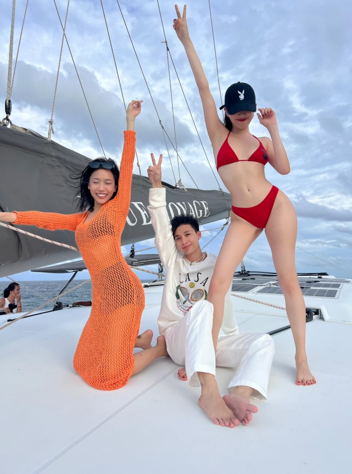 Hội bạn ngắm mặt trời lặn, chụp nhiều ảnh đẹp, dù Diệu Nhi và stylist Bảo Luận bị say sóng nặng