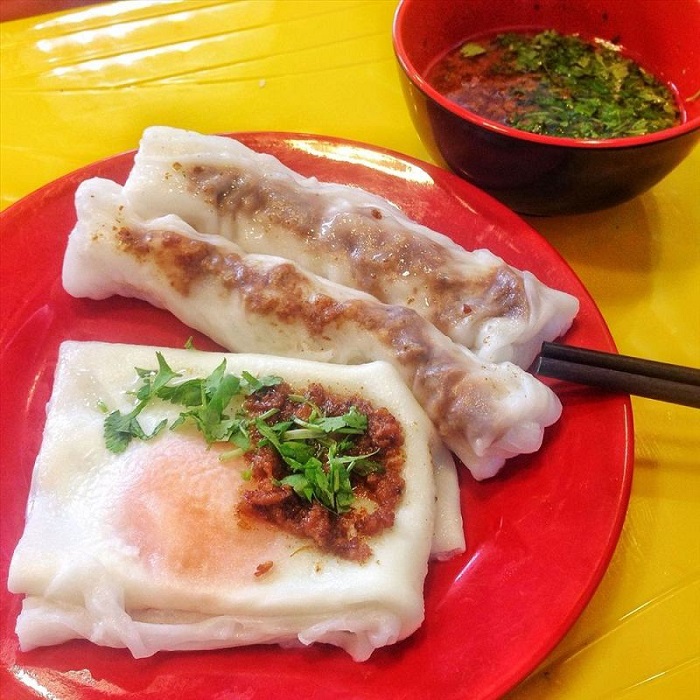 Bạn có thể dễ dàng tìm thấy một quán bánh cuốn trứng siêu ngon trên đường phố khi du lịch Bắc Sơn Lạng Sơn
