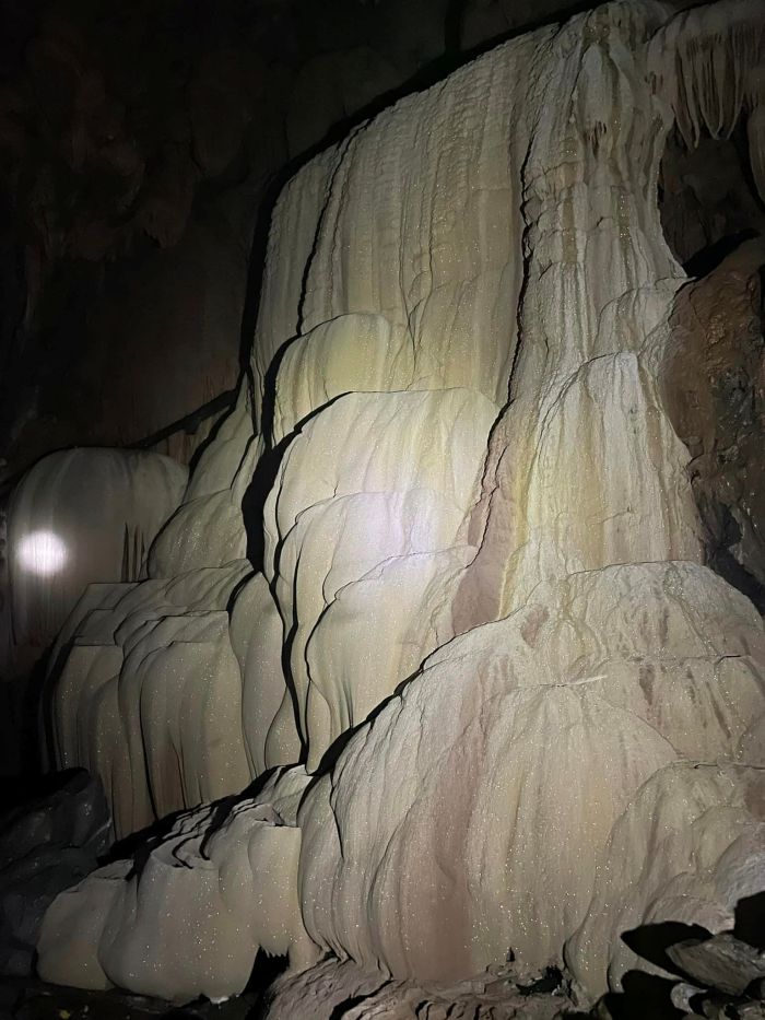 khối thạch nhũ thác nước hang Sơn Nữ Quảng Bình