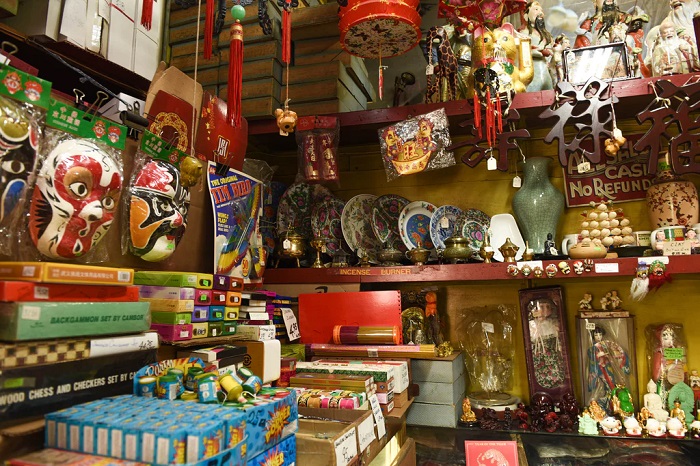 Địa điểm đáng ghé thăm trong hành trình khám phá khu phố Tàu ở Manhattan là Ting’s Gift Shop