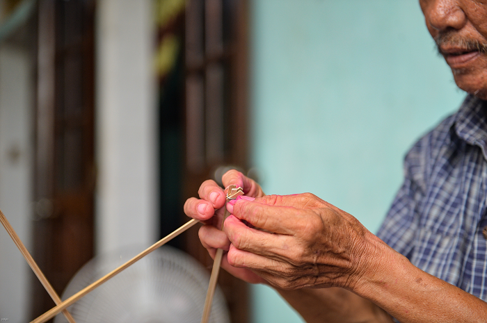 Công đoạn nào cũng đòi hỏi sự khéo léo từ bàn tay người thợ làng Báo Đáp Nam Định