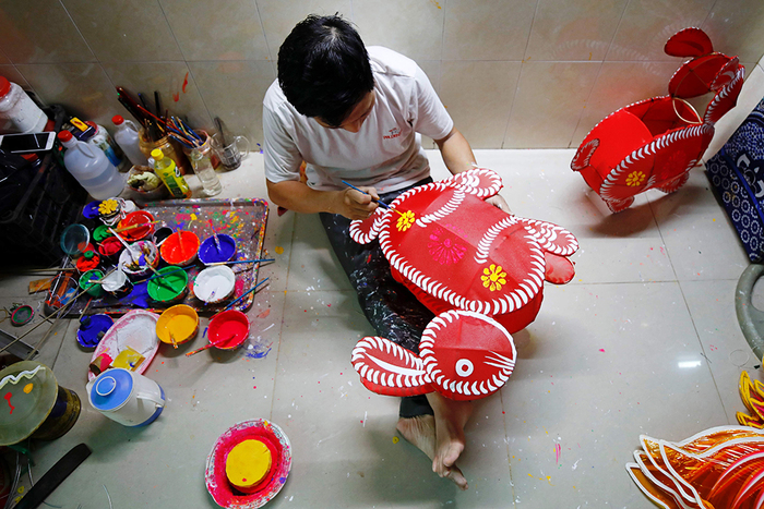 nghệ nhân thực hiện công đoạn làm đèn lồng làng nghề lồng đèn truyền thống Phú Bình