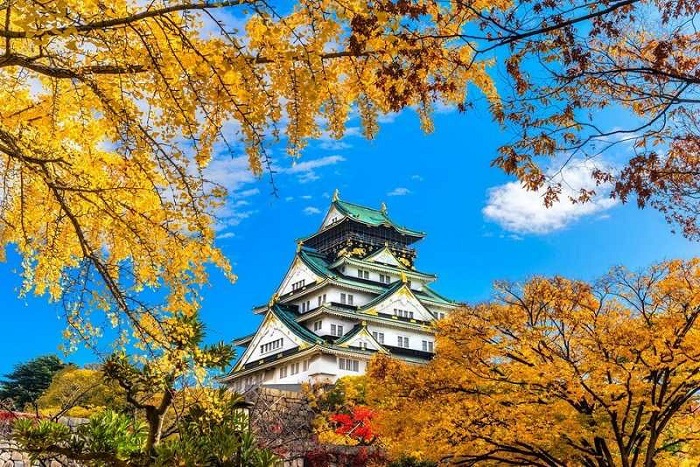 lâu đài Osaka mùa thu ở Nhật Bản