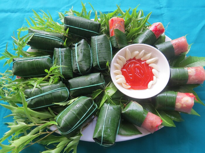 du lịch suối cá thần Cẩm Lương ăn đặc sản nem chua