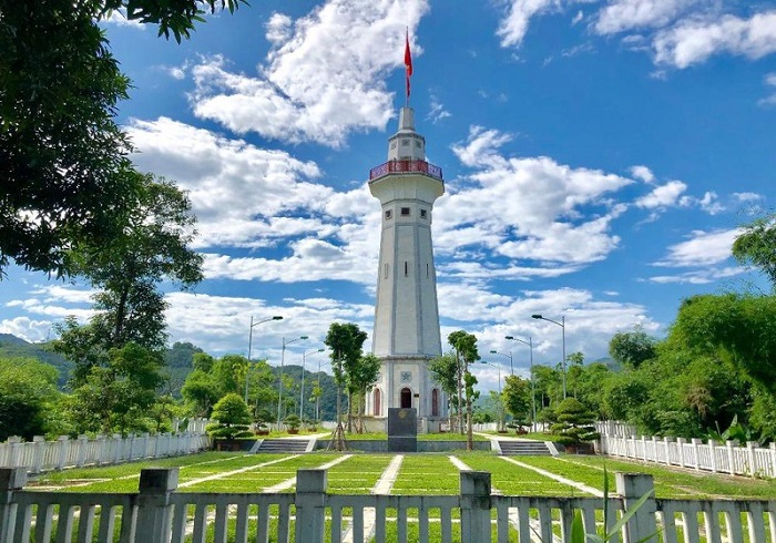 Du lịch Lào Cai đừng quên bỏ qua Cột cờ Lũng Pô Lào Cai