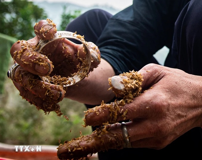 Chạm khắc bạc tại Làng nghề chạm bạc Hà Giang