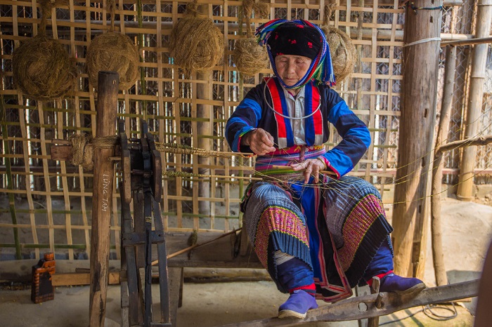 Nghề dệt lanh thu hút du lịch trải nghiệm không kém Làng nghề chạm bạc Hà Giang