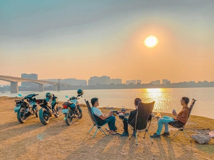 Khoảnh khắc hoàng hôn đẹp mê ly nhìn từ chân cầu Vĩnh Tuy - địa điểm cắm trại miễn phí gần Hà Nội 