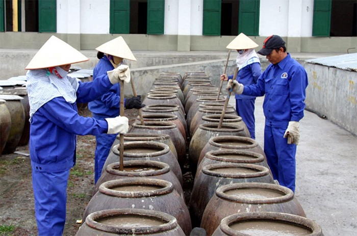 Đừng quên ghé thăm làng nghề làm nước mắm - điểm du lịch gần sân bay Cát Bi Hải Phòng 