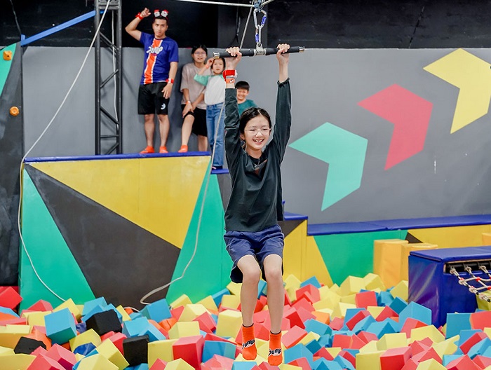 Aeon Mall - điểm du lịch gần sân bay Cát Bi Hải Phòng có nhiều khu vui chơi cho trẻ em và các bạn trẻ
