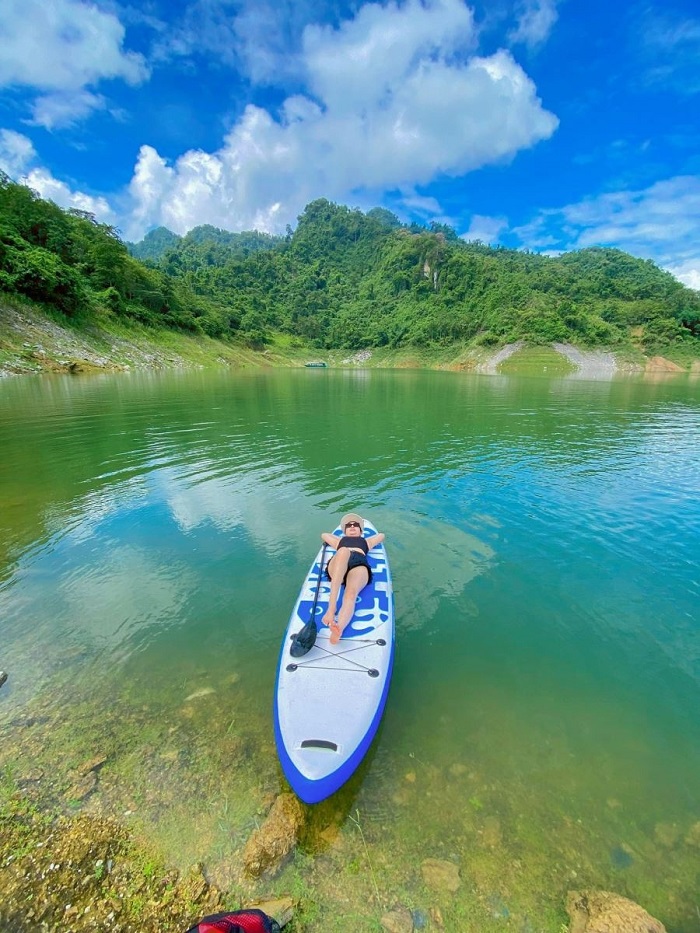 Cùng trải nghiệm chèo thuyền kayak tại Hồ Dụ Hòa Bình