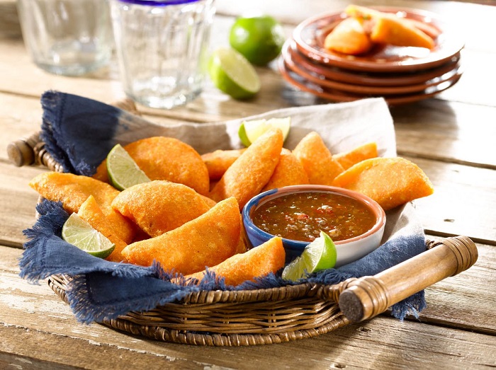 Thưởng thức món bánh Empanadas Colombia giòn tan, một trong những món ăn địa phương ngon nhất Miami