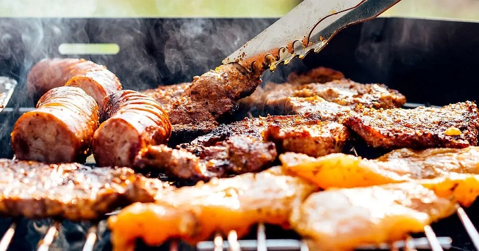 Thưởng thức asado, du khách sẽ được cảm nhận hương vị của một trong những món ăn nên thử ở Argentina