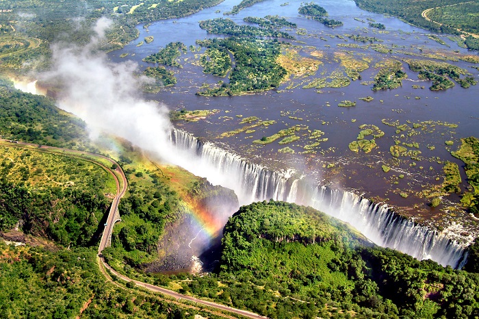 Nằm trên biên giới giữa Zambia và Zimbabwe, thác Victoria là một trong những thác nước đẹp nhất châu Phi