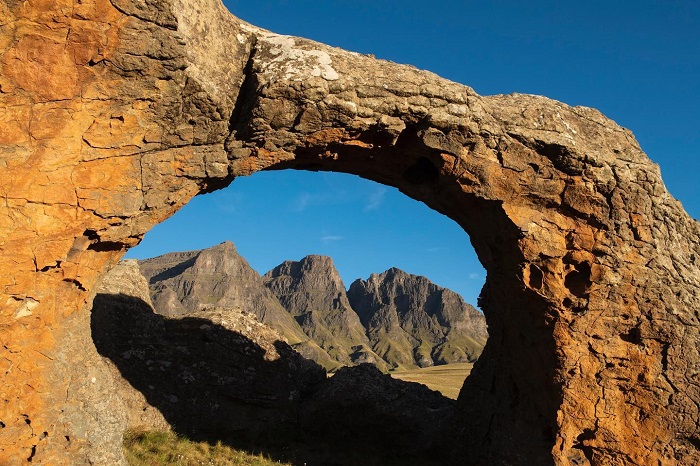 Du khách ghé thăm Sehlabathebe đừng quên tham gia những trải nghiệm đáng nhớ nhất Lesotho như khám phá các khối đá ấn tượng