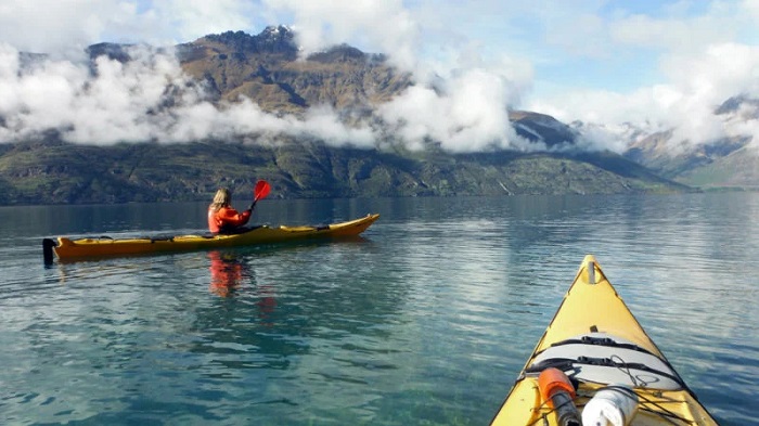 Chèo thuyền kayak trên hồ Wakatipu chắc chắn sẽ là một trong những trải nghiệm thú vị nhất Queenstown