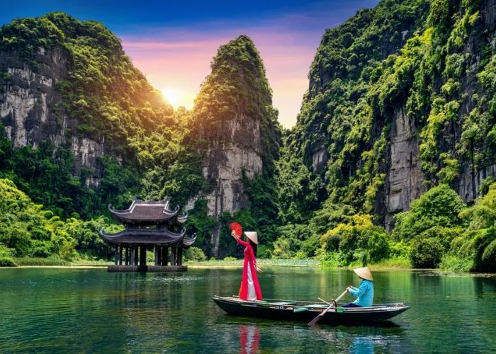 Du lịch tuyến 1 Tràng An là cung đường đi qua nhiều hang động nhất