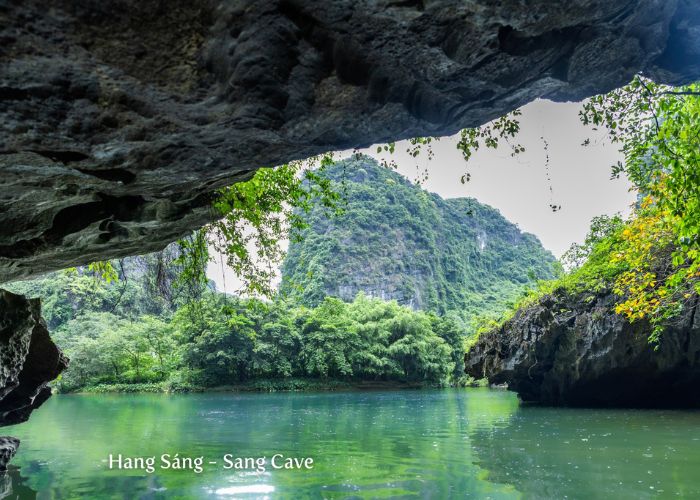 Không gian bên trong Hang Sáng khá cao và thoáng đãng