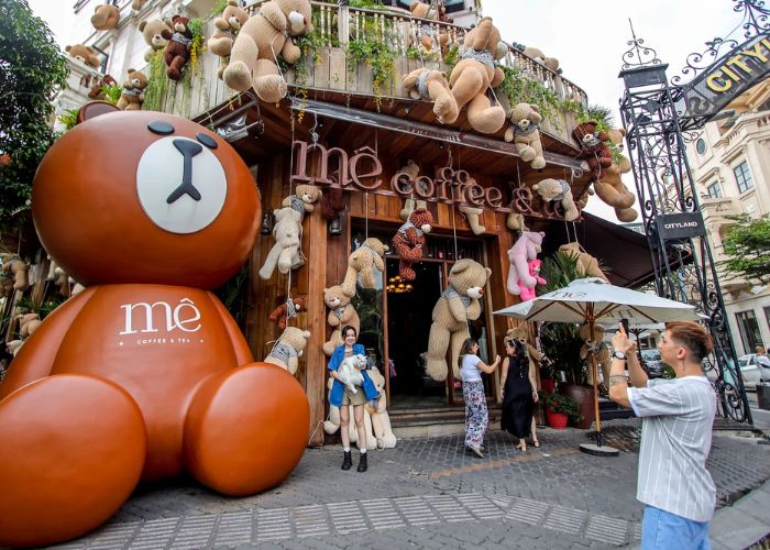 Giới trẻ thích thú với mô hình quán cà phê gấu bông tại HCM